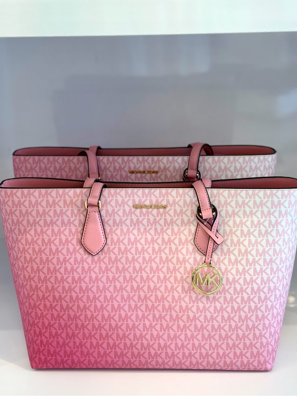 MICHAEL KORS Sheila Large
Ombre Signature Logo Tote Bag - Picture 11 of 13